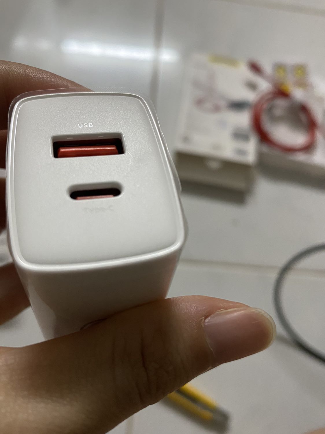 Giao nhanh, đóng gói ok, xài 1 thời gian r mới nx, thấy khá ok, mình xài với dây của cùng hiệu và tương thích ip11 luôn thấy ổ USB sạc nhanh, còn typeC dùng với dây sạc kèm của ip11 thì chậm hơn chút do output có 18w thôi, à và do cả cục sạc có 20w nên nếu sạc 2 đt cùng lúc thì cái nhanh cái chậm, bữa quên cắm cả 2 xong hồi théc méc ủa sạc nãy giờ mà 1 cái nó lên pin lâu quá trời, rút 1 cái đã sạc đầy ra nó lên lẹ liền =))) củ không quá nóng, hộp nhám nhám cầm đã tay, có mã QR ktra chính hãng, tặng sticker nựa =)) nói chung là hài lòng 😌👌