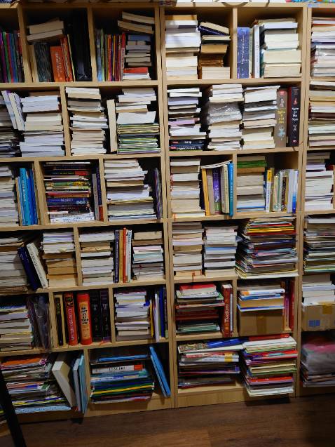 Kệ đẹp nha, nhìn ván hơi mỏng nhưng xếp sách lên thấy cũng chắc chắn, màu vân cũng đẹp, về lâu dài chất lượng thế nào thì chưa biết nhưng có bảo hành 12 tháng. Các bạn tư vấn và lắp ráp đều nhiệt tình, giao đúng ngày giờ đã hẹn. Mình sẽ tiếp tục ủng hộ nha!