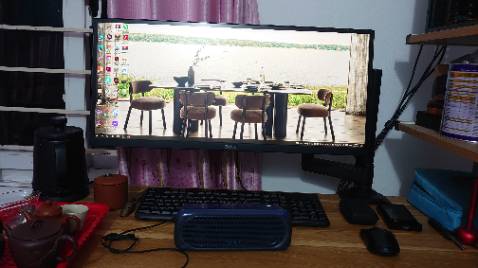 Cái tay dưới cùng lõi là nhôm hay gang bọc nhựa, nhưng hơi mỏng phần ôm vào cột. Chắc chắn và dễ xoay màn hình theo ý muốn. Đáng mua đấy mọi người ạ.