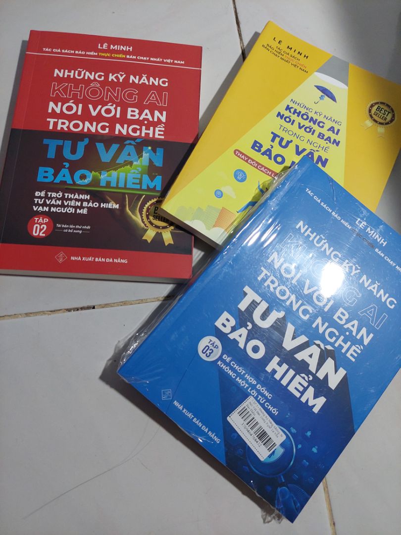 Thất vọng!
Mình mua combo 2 cuốn tập 1 và 2 và một cuốn tập 3. Nhưng khi nhận hàng mình khá bất ngờ vì hộp nhỏ, mình nghĩ bộ sách hơn 9*** phải khá to, dày nhưng khi mở ra thì kích cỡ cuốn sách không khác những cuốn sách bình thường, số lượng trang chỉ tầm tối đa *** trang mà giá tiền như thế hoàn toàn không xứng đáng.
Chưa kể combo 2 cuốn sách tập 1 và 2 chỉ được dán dính lại bằng 1 vòng băng keo, bìa sách của cuốn 1 thì bị gấp.
Mình đã tin tưởng chọn mua khi mình đọc thử vài trang trong cuốn sách. Nhưng có lẽ sau này phải cân nhắc kỹ hơn khi mua hàng.
Nội dung chi tiết thì chưa đọc nên chưa biết được.
Lần đầu tiên gặp phải trường hợp này. Quá thất vọng.