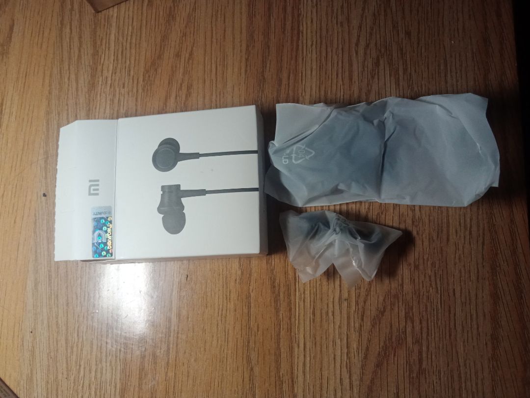 Sản phẩm đúng mô tả. Hộp nhỏ gọn, không bóp méo cũng không nhìn bụi bặm.
1 hộp có 2 bộ nút tai dự phòng.
Chất âm ổn, phù hợp với giá. Âm thanh khá trong.
Shipper thân thiện. Tuy nhiên tiki có một thói quen xấu là ship không đúng hẹn, thường là sớm hơn. Rất bất tiện đối với những người đi học đi làm mà ở một mình.