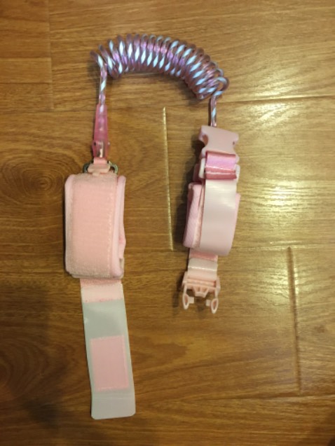 Dây đai có độ đàn hồi tốt, có phản quang, chống cắt. Vòng cổ tay được làm bằng vải mềm, có lớp lót, nên thoáng khí và rất êm. Một đầu có khoá an toàn, rất an tâm khi sử dụng