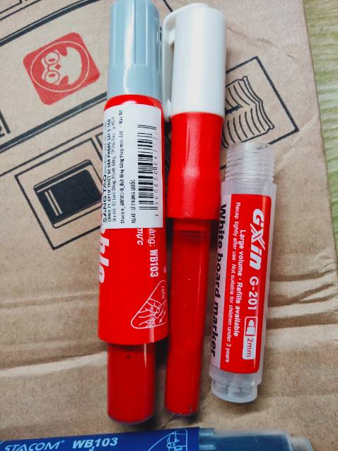 So sánh với loại gxin thì bút lớn hơn nhiều, tuy nhiên vỏ bút hơi mỏng, vặn mở thay mực không dám mạnh tay.