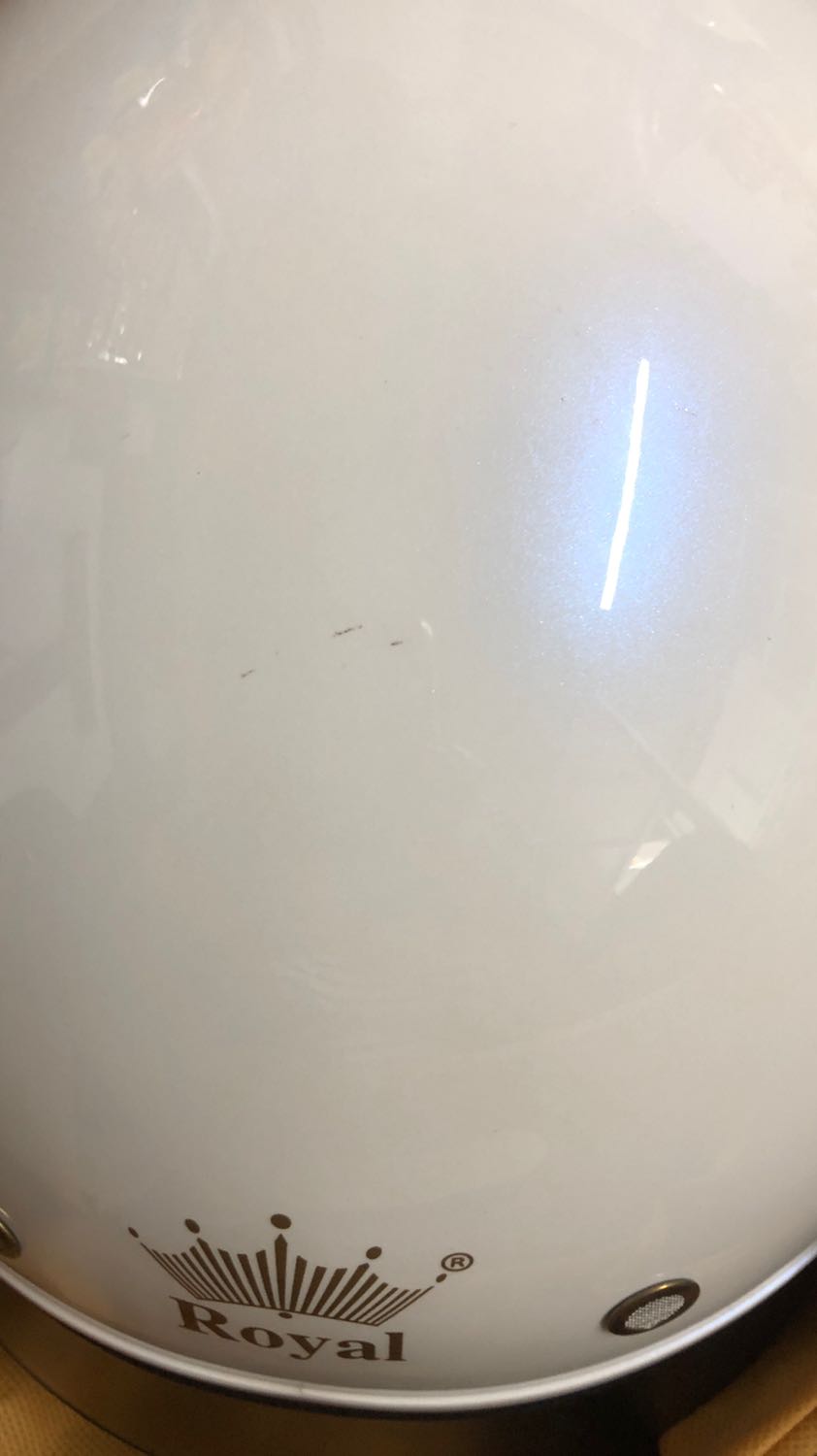 Hàng đã bóc tem rồi. Mũ bị vết xước nhỏ .
Mog shopp ktra kĩ hơn khi gửi hàg cho khách.
Nói chug Hàng đẹp , đág mua nha mn. 
Ủng hộ shoop.