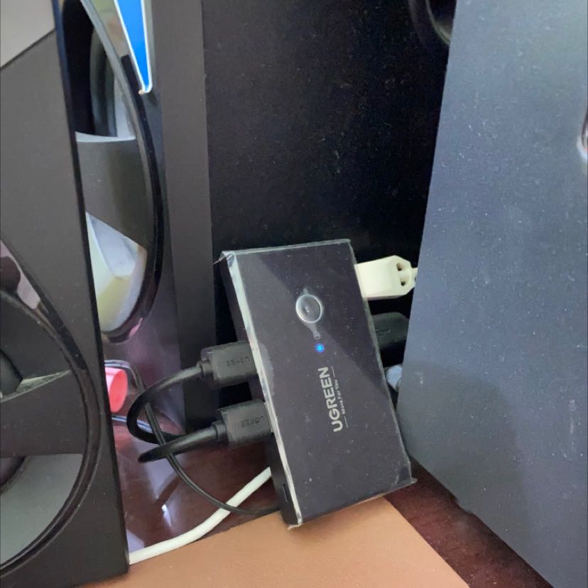 switch nhỏ gọn, kết nối đơn giản. Một bộ có đủ switch và 2 cáp USB-A to USB-A. Tuy nhiên ko đi kèm sợi cái micro usb để cấp nguồn