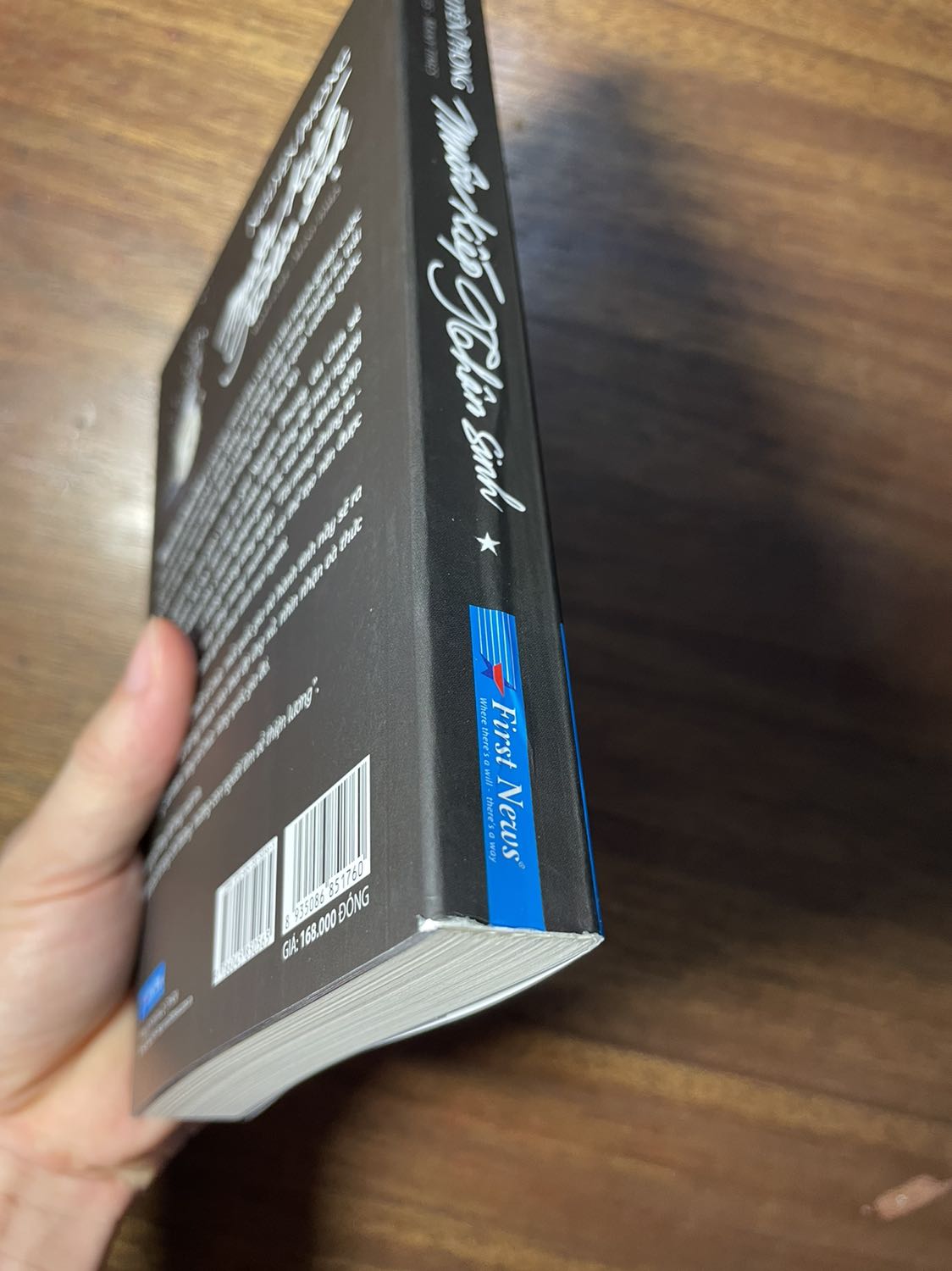 So với những quyển đã đặt mấy hôm trước thì quyển này tuy được thêm 1 lớp vỏ nhựa bên ngoài nhưng góc sách bị cấn và bong chắc do vận chuyển, chứ không được nguyên vẹn như mấy quyển kia. Hy vọng có thể nhận được quyển sách nguyên vẹn hơn. Còn lại thì ok hết
