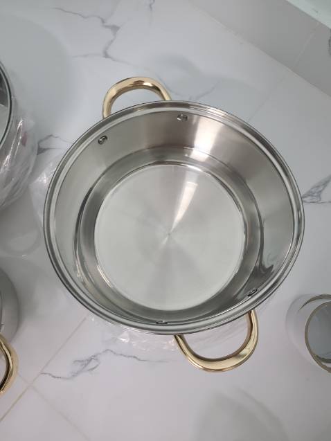 Nồi bị móp, mà thùng hàng nguyên vẹn. Shop giao cố tình nồi móp cho khách