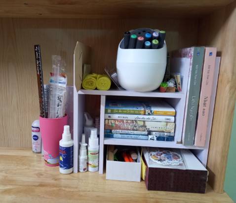 Sản phẩm đẹp và đúng như mô tả, màu sắc đẹp mắt để ở bàn học rất tiện lợi