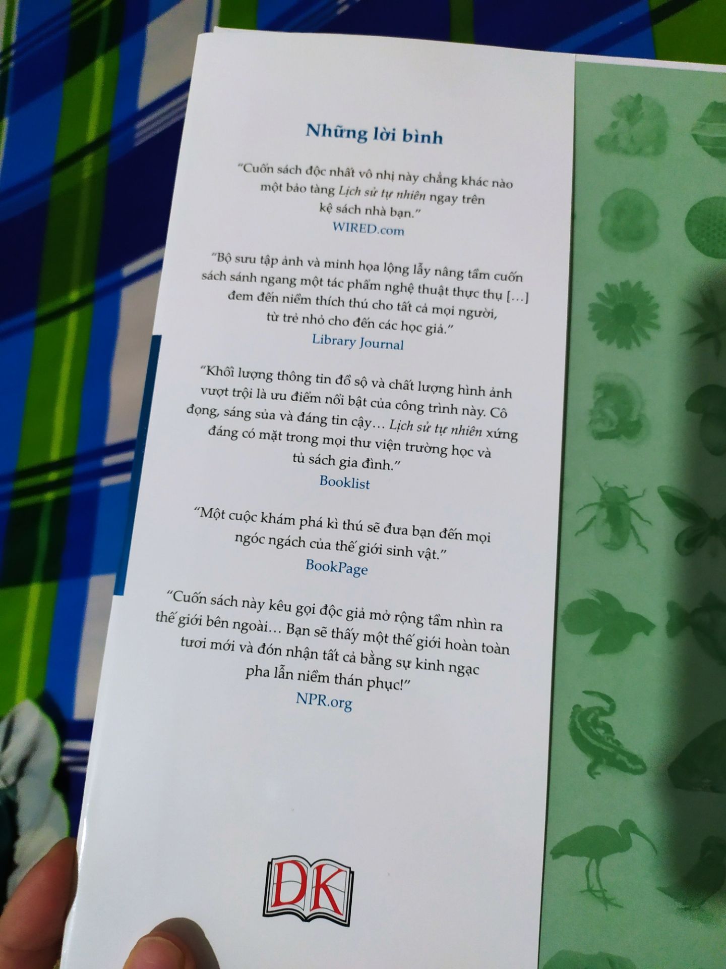 MỘT QUYỂN ATLAS GIÁ TRỊ VỀ THẾ GIỚI TỰ NHIÊN:
+ Hình thức, trình bày: Quyển lịch sử tự nhiên này nằm trong bộ 4 quyển lịch sử đồ sộ dựa trên 4 lĩnh vực lớn (bên cạnh lịch sử khoa học, lịch sử quân sự và lịch sử thế giới) do Đông A ấn hành dựa trên bản quyền tiếng anh của DK. Không cần bàn cãi về hình thức trình bày sách của Đông A- vô cùng logic. Sách được in màu toàn bộ trên giấy bóng dày, bìa cứng thiết kế bắt mắt, sang trọng. Hình minh hoạ đẹp, sắc nét, in không bị lem màu. Phông chữa to vừa dễ đọc. Khổ sách khá lớn và dày nên có thể xem như một quyển atlas tự nhiên.
+ Nội dung: Trình bày, giới thiệu nhóm vật chất và sinh vật sơ khởi của trái đất (khái quát về sự sống trên trái đất, các loại khoáng vật, vi sinh vật), để làm nền tảng đi vào 3 nhóm sinh vật lớn ngự trị trên hành tinh (nấm, thực vật, động vật). Trong mỗi chương, soạn giả miêu tả hết sức chi tiết về đối tượng với hình ảnh minh họa đặc thù của loài khiến độc giả thích thú theo dõi cũng như dễ tiếp thu, nhớ lâu, ấn tượng lâu dài, không hề nhàm chán như những sách khoa học chỉ có chữ và chữ.
+ Kết luận: dựa vào những tiêu chí nổi bật trên, quyển thế giới tự nhiên xứng đáng nằm trong tủ sách khoa học của mọi nhà. Sách phù hợp với mọi lứa tuổi: học sinh, sinh viên có thể tham khảo làm tài liệu học tập, người đi làm đọc để dung nạp thêm kiến thức cũng như thư giãn sau giờ làm việc.