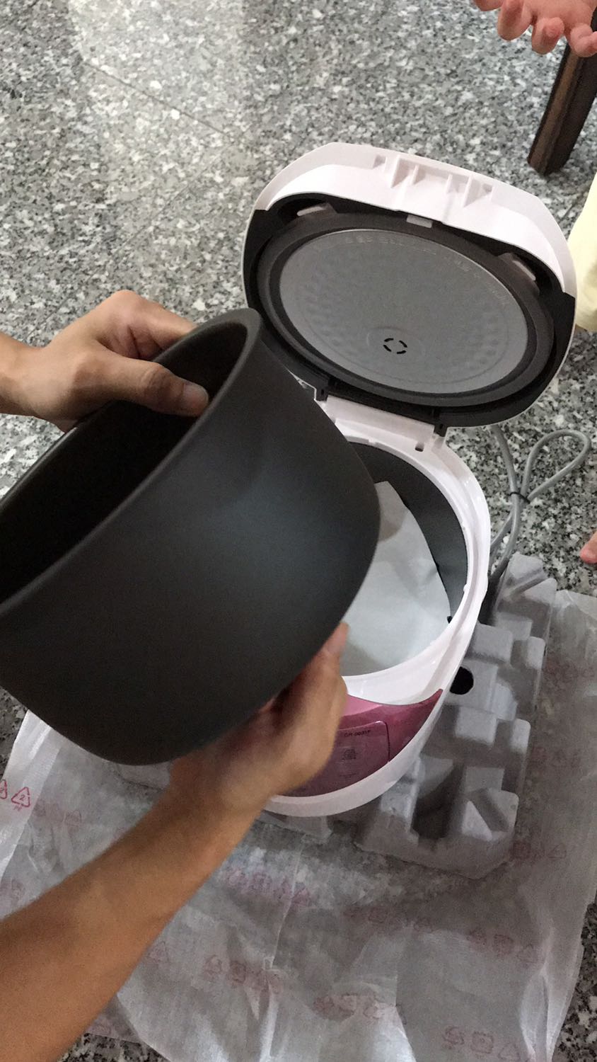 Đẹp, chất liệu sản phẩm chất lượng cao. Nồi gang dày, cầm đã tay.
Nhiều chức năng, mà nếu vất cuốn sổ HDSD đi thì thua á (tức là có những chức năng để xài được nó cũng nhiều bước lắm). Cơ mà nấu cơm thì đơn giản thôi. 5 sao cho 1 nồi cơm Made in Korea. Còn nói cơm nấu ra ngon hay ko thì tuỳ gạo các bạn xài, chứ vd xài gạo nở thì nồi nào nấu ngon nổi.