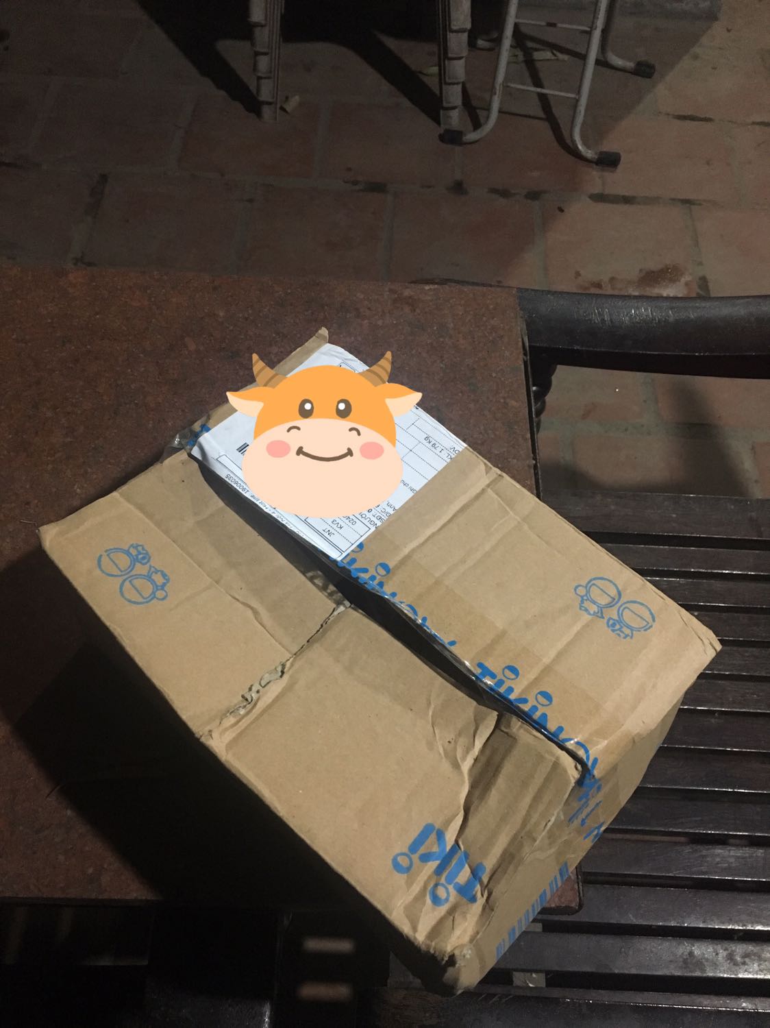 Mình k ở nhà, nhờ ngừoi nhà nhận hộ thì hộp như thế này đây, mở ra được luôn. Một bên bìa hộp thì rách đôi (có video nhưng ở đây k có mục up vid). Sách thì có vết như kia. Nhìn ảnh thì cũng bình thường y thực tế nhìn ở bên ngoài và bản thân lại là người đi mua sách mới mà bị như vậy rất là hkhó chấp nhận. Mong Tiki xem xét lại khâu đóng gói hàng và nhân viên giao hàng.