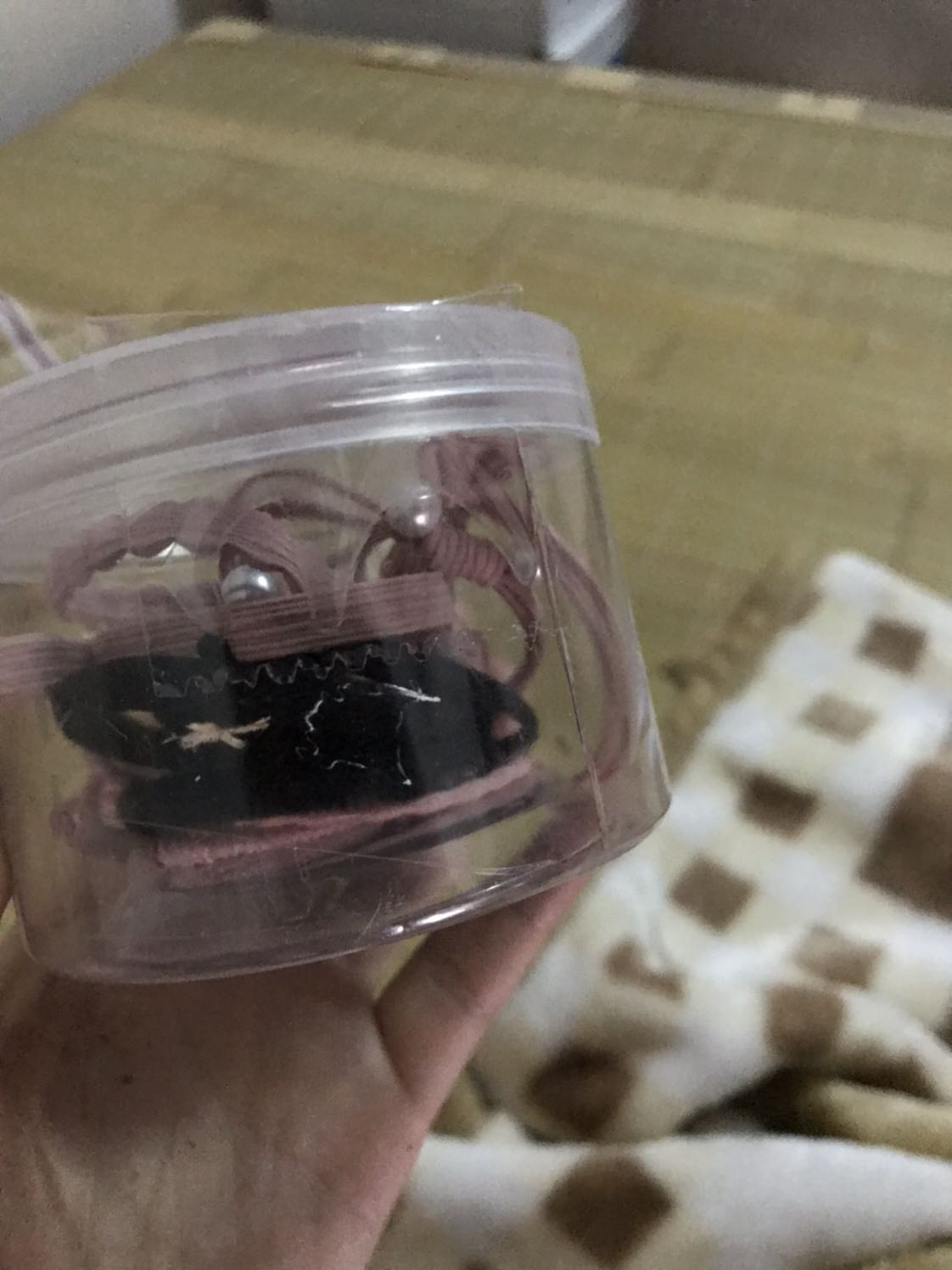 Mình đặt màu xanh. Giao hàng màu hồng và đen. Chất lượng quá tệ. Mở ra đứt 2 dây