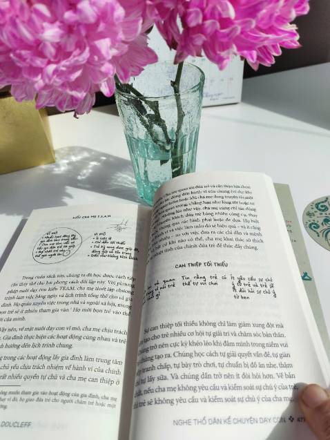 Mình đọc lời giới thiệu về cuốn sách hay này từ chi Hằng Mai trên trang *** như sau: 
"Cuốn sách là hành trình của một người mẹ trẻ của xã hội đương đại, từng bị trầm cảm sau sinh và trầy trật trong việc nuôi dạy con đi tìm đường ra cho chính mình. Cách nuôi dạy con của những tộc người săn bắt hái lượm là cho trẻ em tham gia vào cuộc sinh tồn cùng cha mẹ và cộng đồng sớm nhất có thể, và nhờ đó chúng trưởng thành sớm, rồi cộng đồng được nhờ sớm. Đó là 1 nền giáo dục kiệm lời, chủ yếu là làm gương (thân giáo), đặc biệt đề cao gương Điềm tĩnh! 
Để cảm xúc dẫn dắt là dấu hiệu của sự không trưởng thành (người Inuit). Cuốn sách không chỉ dành cho những người làm cha mẹ mà cho bất cứ ai sống trong cộng đồng. Bởi bọn trẻ con thuộc về cả cộng đồng. Cần cả làng để nuôi đứa trẻ. Câu này nghe nhiều nhưng đến khi đọc cuốn sách này mới giúp mình sáng rõ, theo nghĩa đen luôn.
- 20% công việc chăm sóc đứa trẻ do chính người mẹ đảm trách.
- 40% do những đứa trẻ lớn hơn chia sẻ.
- Phần còn lại do các người mẹ khác. (tộc người Hadzabe, Tanzania)
Cả làng nuôi đứa trẻ để rồi nó lớn lên thành người hữu ích cho cả làng"
Cảm ơn Huy Hoàng books đã phát hành nhiều đầu sách xuất sắc quá, mấy năm gần đây mình rất thích chọn lọc đầu sách hay của Huy Hoàng books để làm sách gối đầu gường đó. Cảm ơn Tiki đã giảm giá 36% để mình vớt không đắn đo suy nghĩ nhé.