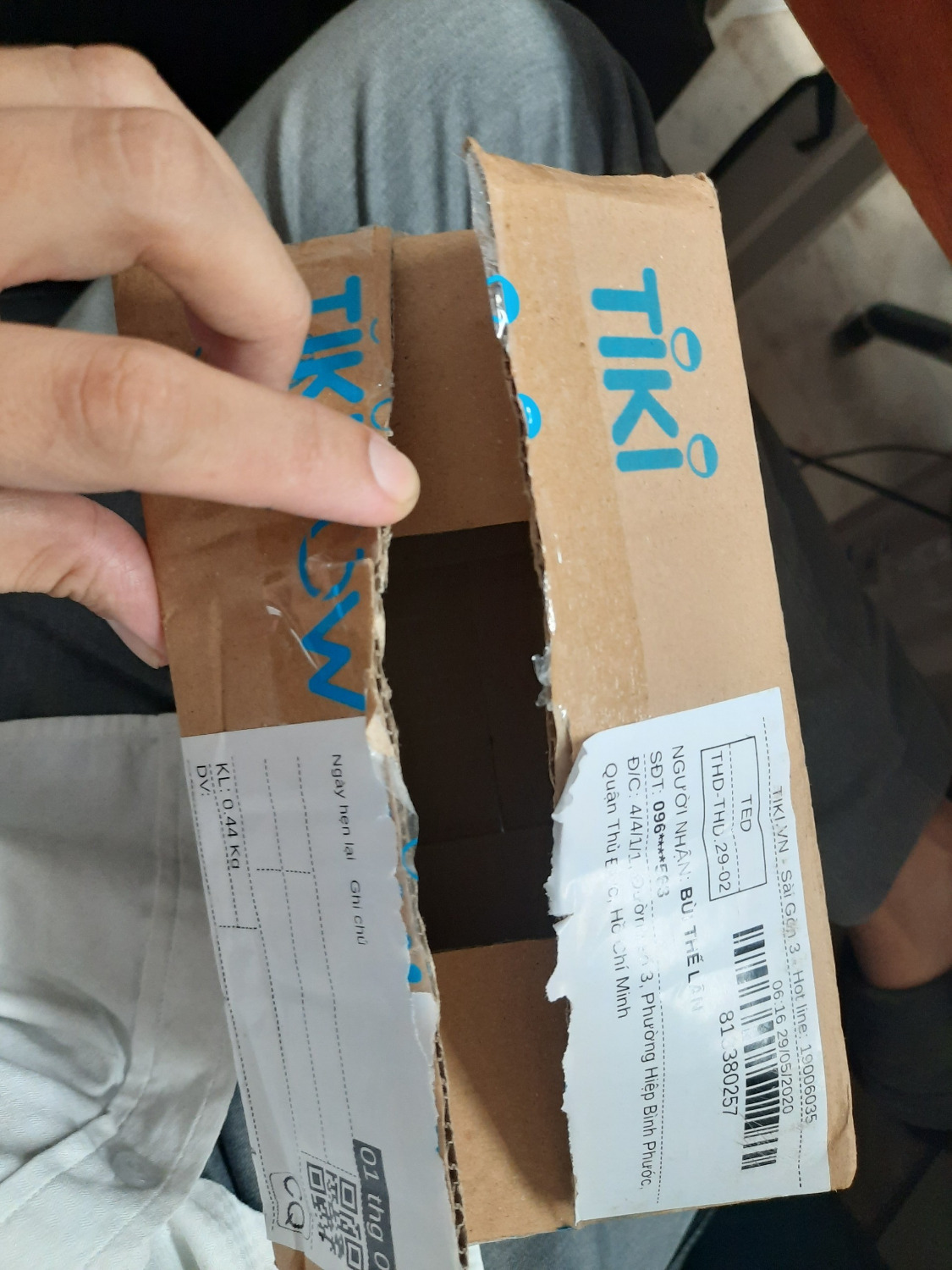 Mình vừa nhận được hàng, nhân viên giao hàng không nhẹ nhàng với sản phẩm giao, lục tìm sản phẩm mà vứt lên vứt xuống như vậy thì không ổn.
Mở hộp ra thì chỉ thấy cái ổ cứng được bọc trong bao nilong, không có bất kì lớp sốp hay bọc chống sốc nào cả, mặc dù ổ cứng là thứ dễ bị hư khi va đập nhất.
Chưa *** thử, hi vọng nó còn hoạt động. Mình vừa nhận được hàng, nhân viên giao hàng không nhẹ nhàng với sản phẩm giao, lục tìm sản phẩm mà vứt lên vứt xuống như vậy thì không ổn.
Mở hộp ra thì chỉ thấy cái ổ cứng được bọc trong bao nilong, không có bất kì lớp sốp hay bọc chống sốc nào cả, mặc dù ổ cứng là thứ dễ bị hư khi va đập nhất.
Chưa *** thử, hi vọng nó còn hoạt động.