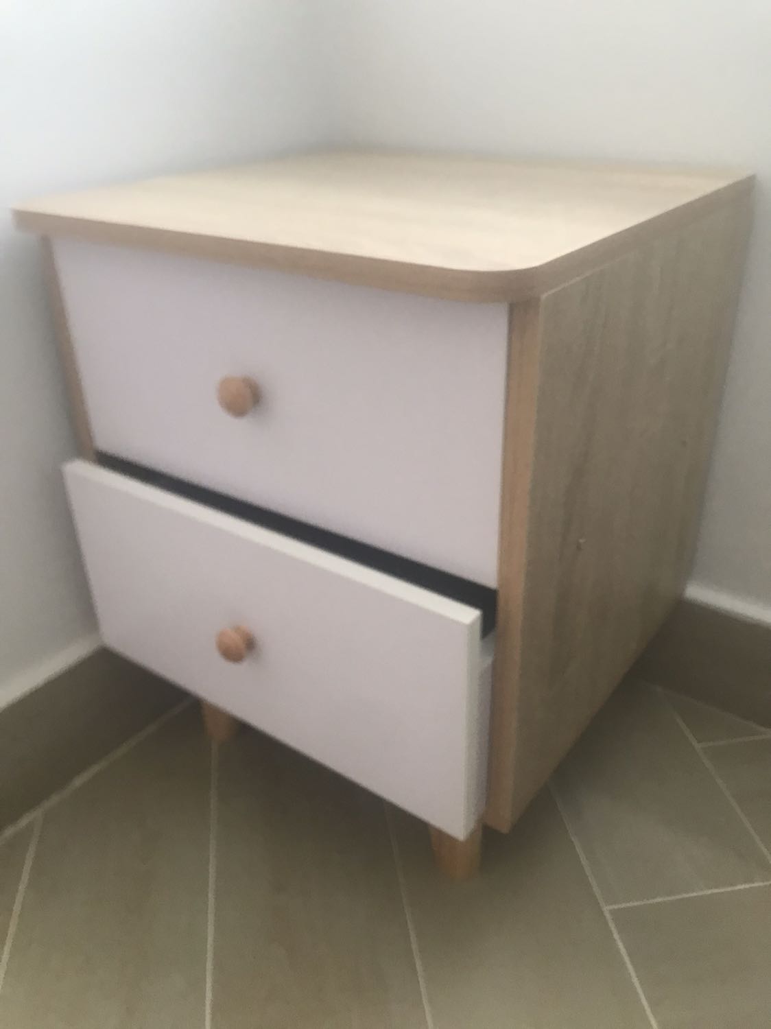 Giao lộn tờ hướng dẫn lắp đặt. Ngăn kéo dưới khi đóng vào cấn 4 con ốc bắt 2 chân sau, cần phải âm vào mặt gỗ.