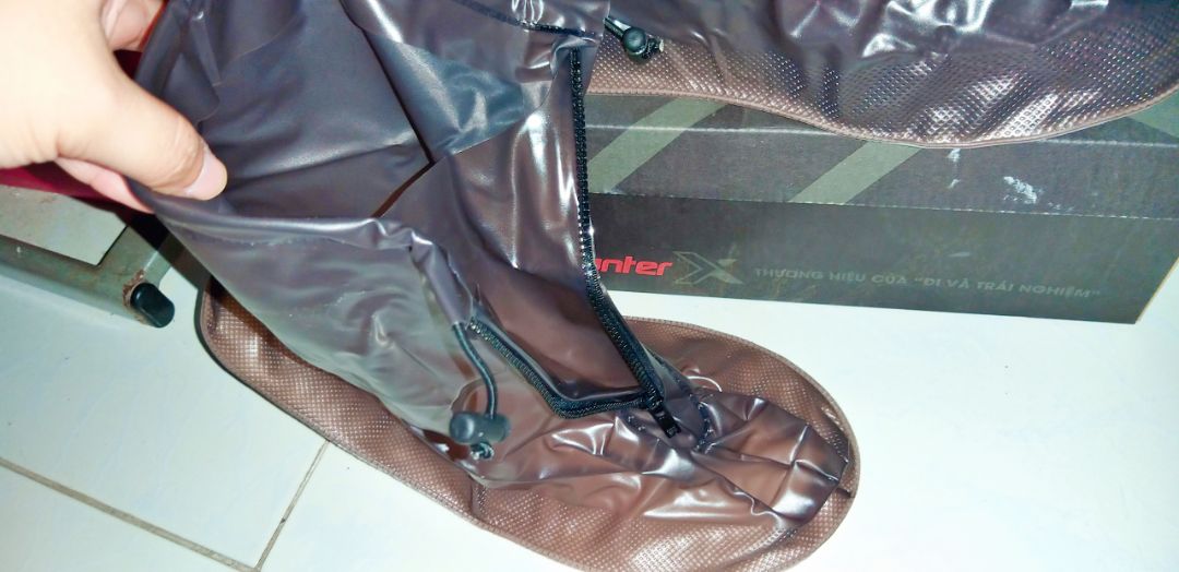 Sản phẩm chấp nhận được với mức giá tương ứng.
Mua size L (cho form giầy 39 40), vừa y đôi giầy 39 của mình (mình ko biết 40 có chật ko nhé)
Cảm nghĩ:
1. Chất liệu okie, dạng nhựa như áo mưa loại 40-50K, khi sử dụng nên kiên nhẫn nhẹ nhàng, đừng mạnh tay, vì rất dễ làm giãn bề mặt dẫn tới hậu quả là rách!
2. Thiết kế dây kéo rất tốt, dễ thao tác. Khác với loại bọc giầy đi mưa mình từng thấy lúc trước là không có dây kéo.
Tuy nhiên, điều lo ngại là dây kéo ko biết sử dụng bao lâu sẽ hư ?
Phần dây rút ngay cổ chân không thể đảm bảo nước mưa ko chảy vào đâu nhé.
3. Sản phẩm này chỉ là tương đối, nên mình thấy các cmt "sao mà cổ ko khít, nước mưa vào thì làm sao, blalablala..." Theo mình, sản phẩm này dùng để bảo vệ các đôi giầy màu sáng, hoặc giầy hiệu giá thành cao, khó bảo quản khi đi trời mưa đột ngột (dạng sình lầy lội vào những ngày mưa ào 1 cái mà dự báo thời tiết ko hề báo trước). Chứ đừng tin tưởng quá vào quảng cáo, có thể đảm bảo giầy ko ướt khi đi vào trời mưa bão. Nếu bạn đnag ở nhà và biết trước trời sẽ mưa hay sẽ ngập nước, liệu bạn có can đảm mang đôi giầy tốt để lội sình hay không?
4. Giầy trong hình có size 39, sau khi thử thì mình rút ra lời khuyên: nếu bạn đang ở văn phòng hoặc ở nơi nào đó tiện cho việc thao tác bọc bao đi mưa này (mình loại trừ trường hợp đang chạy ngoài đường mà mưa bất chợt nhé), nên bọc bao đi mưa đó vào giầy trước khi mang giầy vào. Vì khi mình mang giầy vào thì sẽ khó thao tác hơn (vì nó vừa y hà, không có chỗ nào dư ra)
5. Phần đế có các nút nho nhỏ chắc tác dụng là để chống trơn trợt: tính năng này tương đối thôi nhé, đi trên đất cát hoặc đường xi măng sờn sờn thì okie, chứ đi trên sàn nhà mà đang ướt thì ko an toàn cho lắm. Cẩn thận nhé!
Nói chung mình cảm thấy ổn với sản phẩm này, sẽ mang thử vào một ngày mưa để thử chất lượng, ổn mình sẽ đặt mua thêm 1 đôi tăng size để dự phòng. (giầy 39 40 chắc nên đặt size XL)