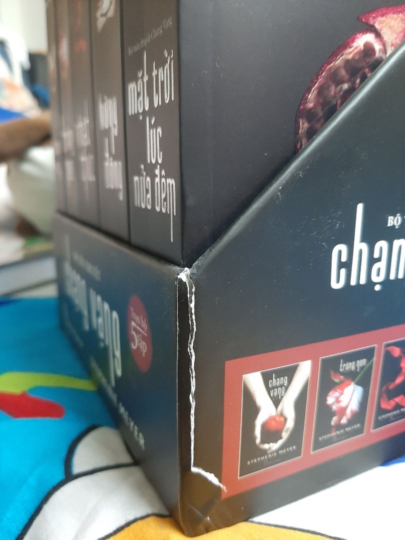 Mùa dịch nhưng Tiki giao hàng khá nhanh, nhìn chung thì mình hoàn toàn hài lòng về chất lượng sách được giao, chỉ một điểm trừ nhỏ là cạnh bên hộp bị rách một đường dài. Mình mua hàng của Tiki khá nhiều rồi, mọi lần đều rất ok, chỉ có lần này là bị hộp đựng bị rách. Có thể là do mùa dịch, vận chuyển khó khăn nên lỗi này có thể chấp nhận được. Dù sao thì sách cũng không bị ảnh hưởng gì cả. Lần sau sẽ ủng hộ Tiki tiếp