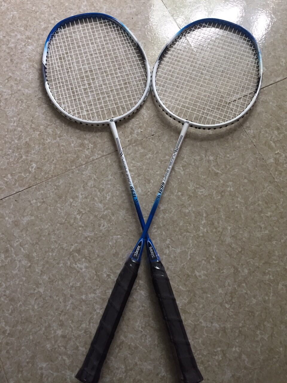 Chất lượng ổn trong tầm giá, vợt khá nhẹ, màu sắc oke. Còn được tặng thêm một hộp cầu cộng với băng tay thấm hút mồ hôi khá ổn. Nói chung là phù hợp với giá tiền
