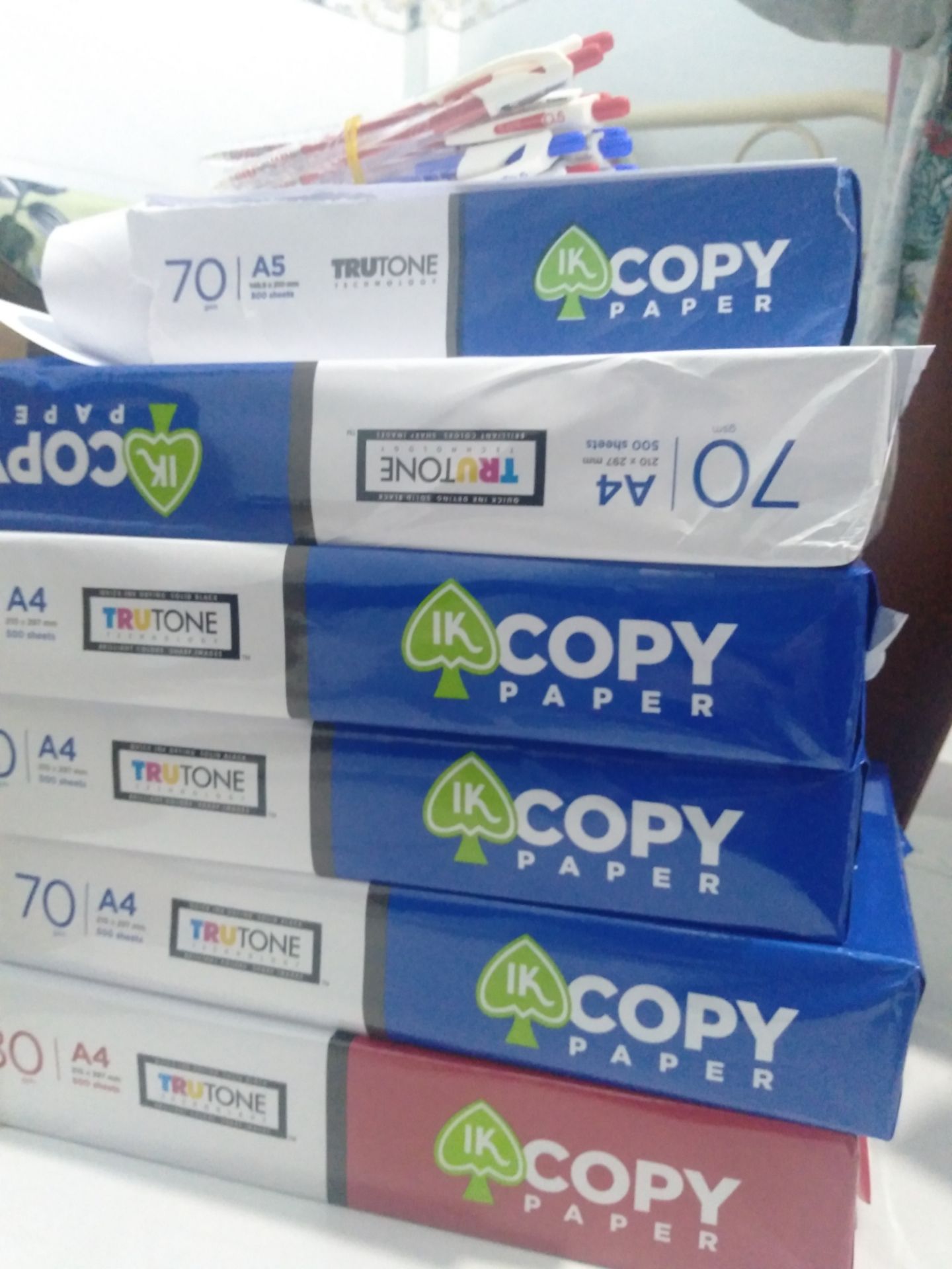 Giao hàng khá nhanh, đóng gói ổn, hộp bị móp, nhưng rất may là sản phẩm bên trong không bị ảnh hưởng gì. Chất lượng sản phẩm ổn so với giá tiền.