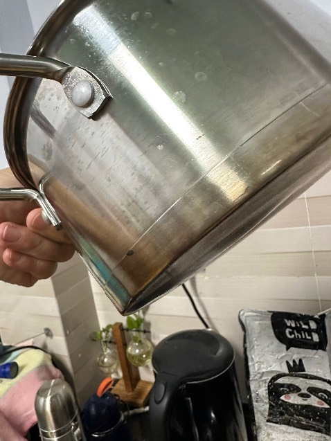 Nồi sử dụng được 1,5 tháng thì bị nổ đáy nồi làm hở và cong vênh đáy nồi dẫn đến nấu lâu sôi. Chất lượng chịu nhiệt của đáy nồi kém.