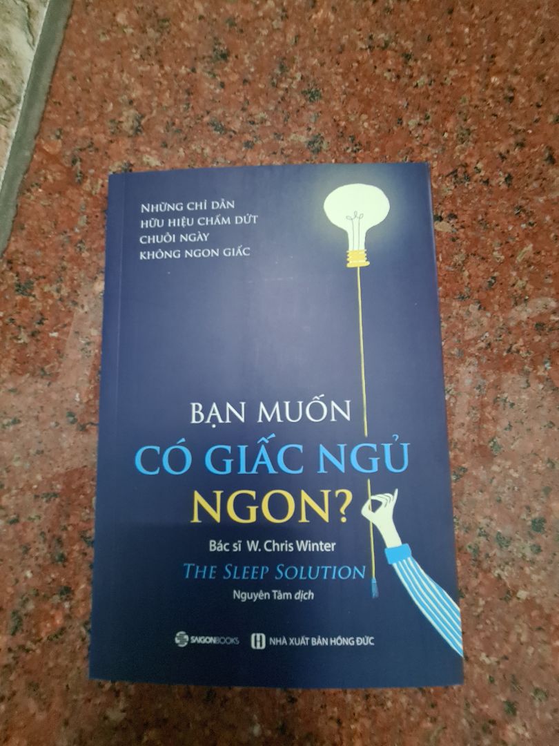 Sách có chất liệu giấy tốt, mình ưng lắm nhưng do không có bọc nilon bao lại nên bị dán giấy code trực tiếp lên bìa khi xuất hàng. Giờ mình ko dám tháo ra sợ hỏng bìa sách. Hy vọng TiKi rút kinh nghiệm điều này.
Đánh giá Nội dung thì mình sẽ cập nhật sau khi đọc hết sách.