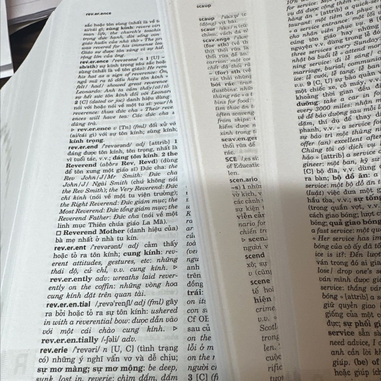 Tôi đã nhận từ điển được một thời gian, tuy nhiên hôm nay sử dụng mới nhận thấy chất lượng giấy của từ điển không ổn. Trên cùng một cuốn mà chất lượng giấy chia thành 3 loại khác nhau. Độ trắng, độ nhẵn của giấy không đồng đều cũng như mực in của phần màu sậm thì mờ hơn nhiều. Cùng là cuốn từ điển này tôi đã mua năm 2001 mà đến bây giờ giấy vẫn bóng đẹp. Tôi thật sự không hài lòng về sản phẩm mình đã mua. Lựa chọn Tiki vì tin tưởng về chất lượng nhưng lần này thấy không còn uy tín với tôi nữa.