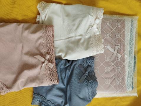 Điện thoại của m hơi cùi bắp chứ bên ngoài nhìn còn đẹp hơn nhá. Có lẽ đây là set quần mà m ưng ý nhất từ trc tới nay. Chỉ cần sờ vào tay thấy mát lạnh mềm mịn là đã ưng cái bụng lắm rồi. Đảm bảo mn cũng thích mê giống mình cho coi. 1 set 3 màu khác nhau co giãn 4 chiều tốt. Giao hàng nhanh, đóng gói cẩn thận. Rất chi là ổn áp