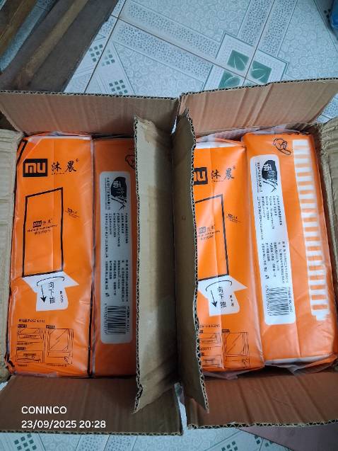 Hàng gói cẩn thận, còn hạn sử dụng 3 năm từ 17/06/2025, 1280 tờ không phải 1360 tờ như quảng cáo, có móc treo trong 1 hộp.