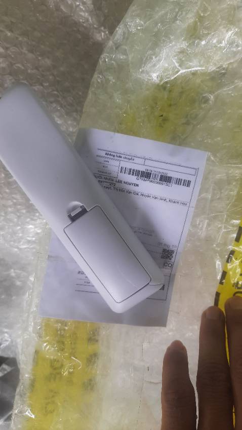 Remote bị bể ở góc, nhờ đổi lại cái remote khác