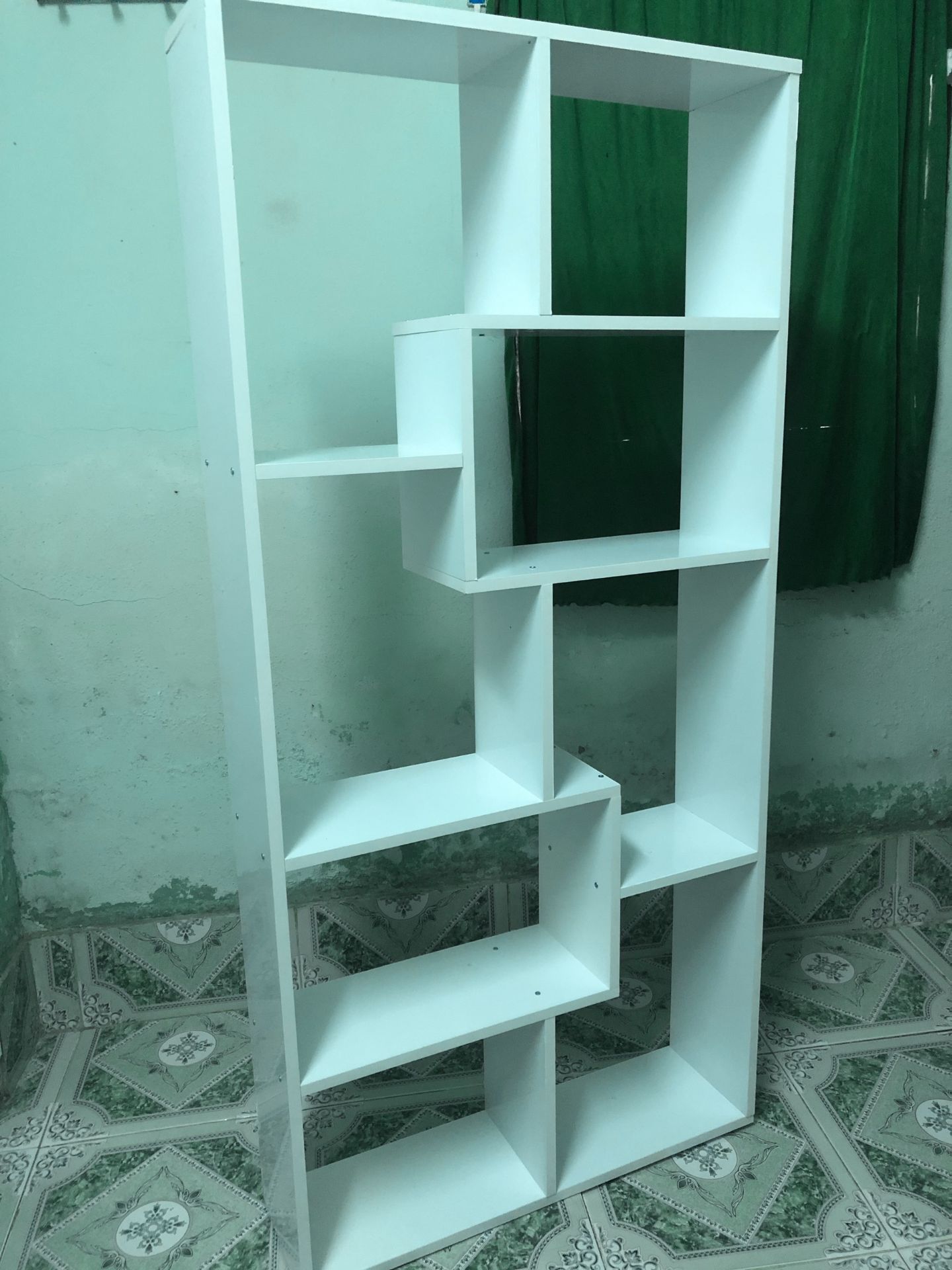 sản phẩm tốt, chắc chắn, đủ ốc vít, có hướng dẫn dễ lắp, gói hàng cẩn thận tuy nhiên có một điểm trừ vì sp bị trầy ở góc như hình may mà phía sau k ảnh hưởng thẩm mỹ! khuyến khích nên vẫn để 5⭐ nhưng mình nghĩ shop nên kiểm tra hàng kĩ trước khi giao cho khách, nếu phát hiện lỗi thì không nên giao ạ!