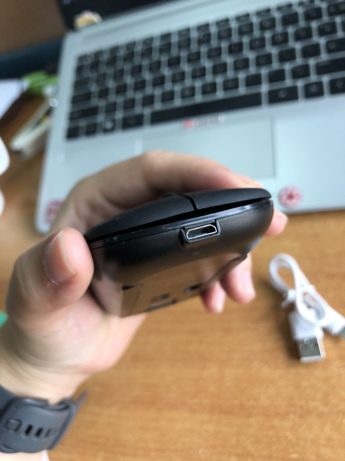 Tiki now giao hàng nhanh! 
Bọc rất cẩn thận, mua ở official store nên yên tâm chất lượng. Mới dùng thì thấy bluetooth khá mượt!  
Hàng ok nhé!