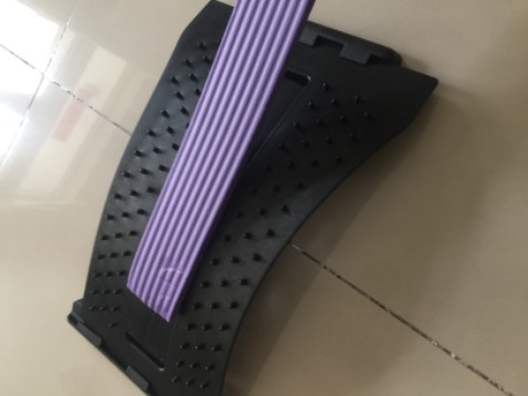 nhìn đơn giản, miếng mút xốp hơi ngắn nhưng không sao, tự lấy keo dán vẫn được, các gai cứng vừa phải, lót nằm sàn hoặc tựa lưng đều ổn, tương đối thoải mái.