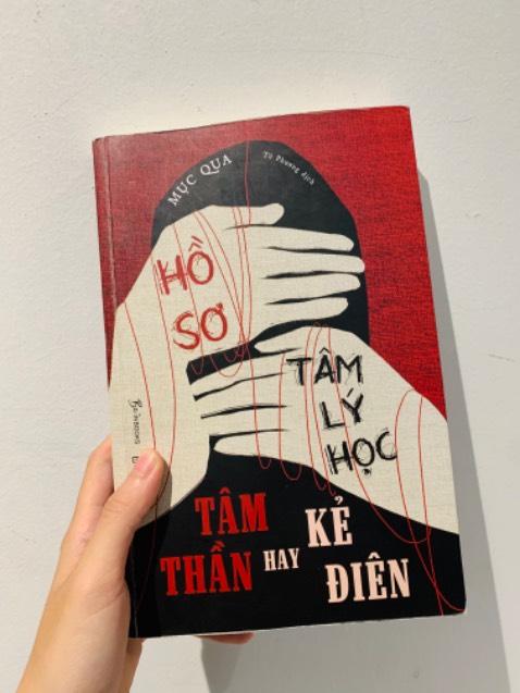 Một cuốn sách đã giúp mình hiểu hơn về những bệnh nhân tâm thần và những góc khuất trong gia đình và xã hội. Từ khi nhập viện đến khi những bí mật ẩn sâu trong những con người ấy được khơi lên khiến mình bị ảm ảnh rất nhiều, bạo lực học đường, khao khát làm một đứa con ngoan, xâm hại, mất trí người già, hoang tưởng,… tất cả đã dựng lên khung cảnh của một bệnh viện tâm thần đầy bi thương Một cuốn sách đã giúp mình hiểu hơn về những bệnh nhân tâm thần và những góc khuất trong gia đình và xã hội. Từ khi nhập viện đến khi những bí mật ẩn sâu trong những con người ấy được khơi lên khiến mình bị ảm ảnh rất nhiều, bạo lực học đường, khao khát làm một đứa con ngoan, xâm hại, mất trí người già, hoang tưởng,… tất cả đã dựng lên khung cảnh của một bệnh viện tâm thần đầy bi thương