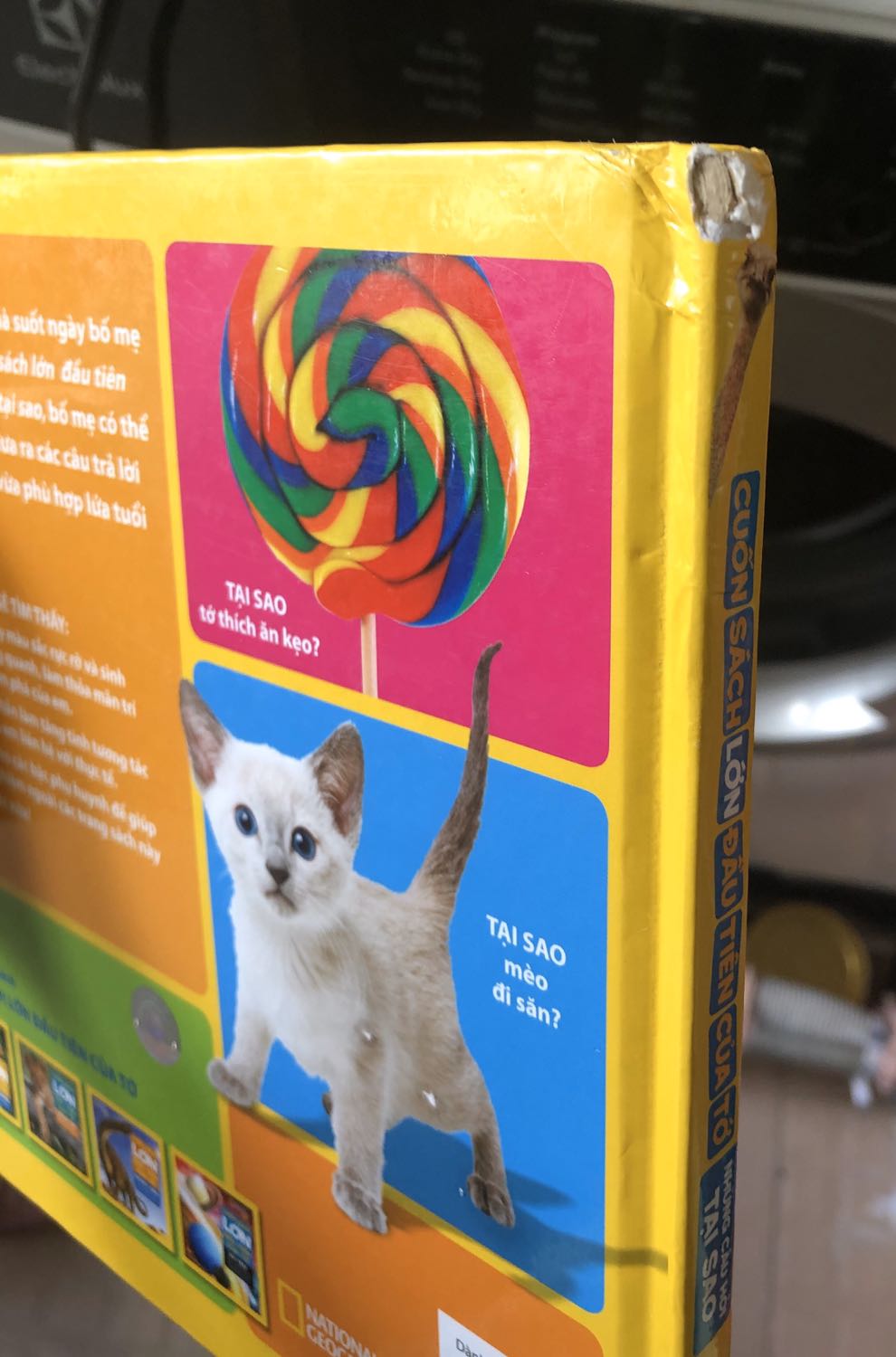 4 sao là mình đánh giá nội dung sách, Sách trầy xước nhiều mà nhân viên vẫn đóng hộp để giao cho khách.