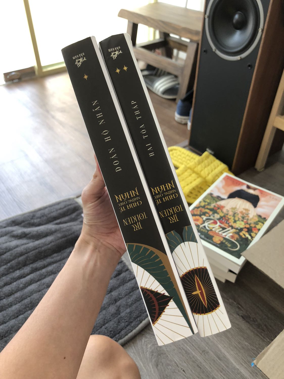 Nếu đã từng xem phim đủ bộ tam Lord of the Ring, bạn sẽ thấy rằng, rất hiếm có bộ phim nào mà chuyển thể từ nguyên tác lại giữ được cốt truyện như vậy. Phim thậm chí xây dựng được bối cảnh ma thuật của câu chuyện hắc ám vô cùng, còn hơn những gì mình tưởng tưởng khi đọc truyện. Phải nói người chuyển thể có khả năng cảm thụ không khí tác phẩm hết sức sâu sắc, rất có trình độ, ngoài sự mong đợi.

Xem phim rồi đọc truyện, đọc truyện rồi xem phim đều hay như nhau, và dù đọc hay xem trước đều không ảnh hưởng tới cảm thụ chung của truyện.

Một trong những tác phẩm xuất sắc nhất thể loại Fantasy. 

Cám ơn tiki đã giao hàng nhanh và đẹp