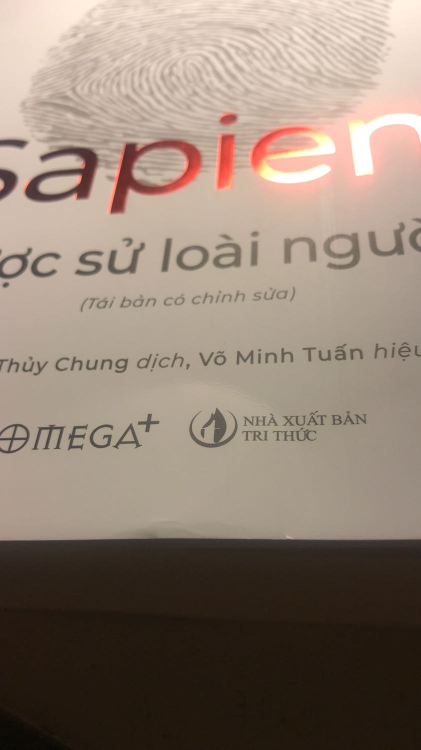 Mặc dù bọc khá kĩ nhưng sách vẫn bị trầy một chút. Giao hàng nhanh. Shipper không đeo khẩu trang =))