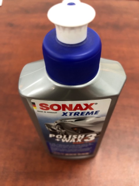 Chai nhận được bụi, khá cũ và không có bao bảo vệ miệng chai bên ngoài nên không ngoại trừ khả năng lấy chai cũ rồi đổ dịch khác vào để bán. Cạch.