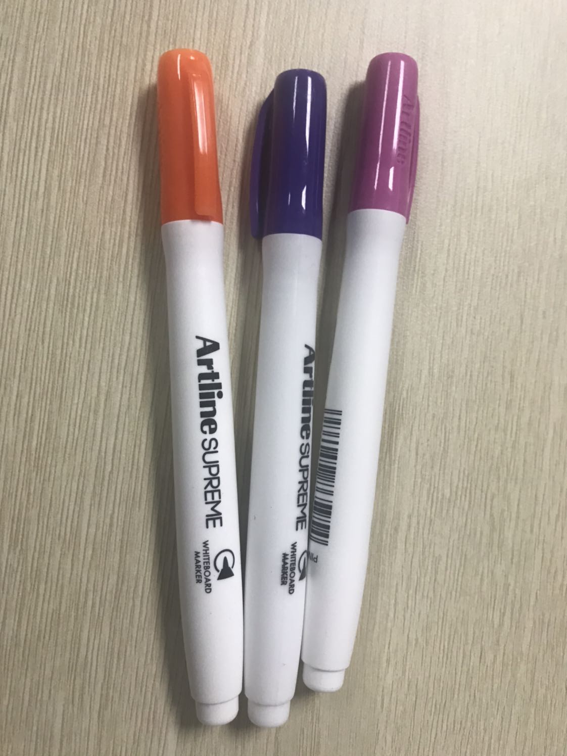 Màu cam và tím thì viết tốt. Màu hồng rất nhạt, viết không thấy đường luôn.