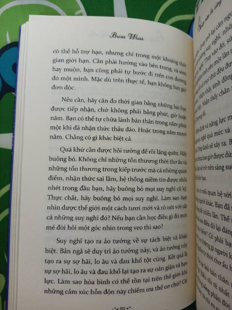 Lỗi font siêu ít😍ko bt phải do người dịch hay là người viết nữa, kì này mình đọc trơn tru hơn là cuốn ám ảnh từ kiếp trc. Bài học xen kẽ những câu chuyện, cho nên điều này thu hút đến nỗi mình đọc chỉ trong vòng 1 tuần haha. Mong là sẽ xuất bản thêm những cuốn khác của Brian