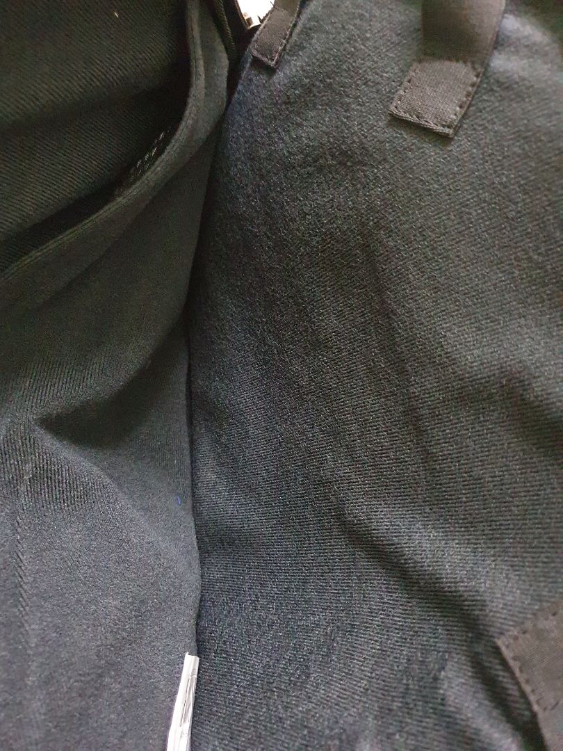 giá sale 99k thì ổn để mua mang ít tài liệu đi làm, dùng để làm túi chống sốc thì không ổn lắm do ngăn đệm khá mỏng.