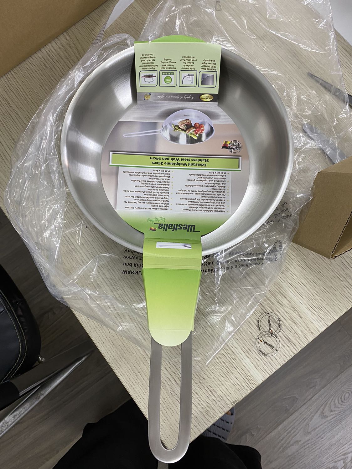 Đóng gói cẩn thận, có hộp giấy lịch sự, hàng xịn, tiền nào của đó, có quay vedeo khui hàng nhưng ko gửi được.