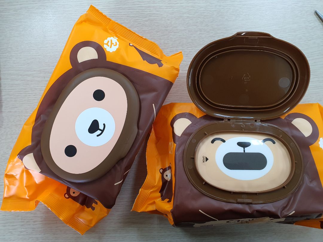 Shop chuẩn bị và giao hàng nhanh, đặt chiều hôm qua sáng nay hàng đã đến luôn. Gói khăn thiết kế bắt mắt, ngộ nghĩnh, giá thành hợp lý, date còn khá mới. Loại này dùng rất thích, độ ướt vừa phải, shop giao loại không có mùi còn trước mình mua ở siêu thị loại hương nhẹ nên mùi cũng rất nhẹ nhàng không bị gắt. Hơi buồn xíu là mình lấy 2 set (10 bịch) mà shop giao cùng 1 mẫu hết.