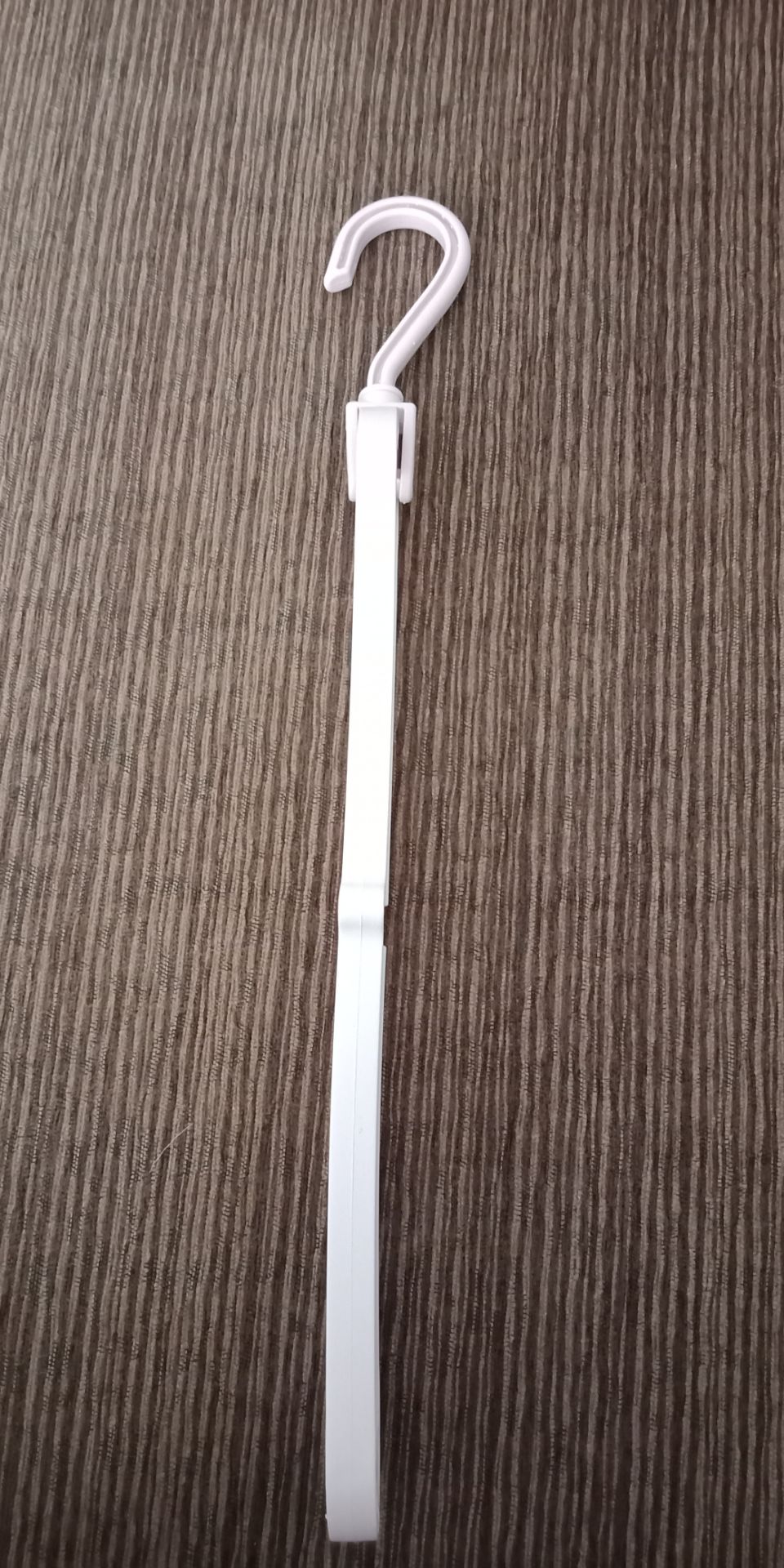 Móc chắc chắn, nhựa tốt, treo được đồ nặng, màu sắc đẹp mà giá cả lại hợp lí. Khuyến khích mọi người mua!