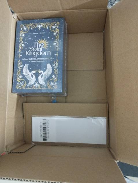 🥲 shop mà bọc thêm bọc chống sốc là 10₫ luôn ạ. Còn về chất lượng giấy, màu sắc lá bài thì xinh đẹp tuyệt vời