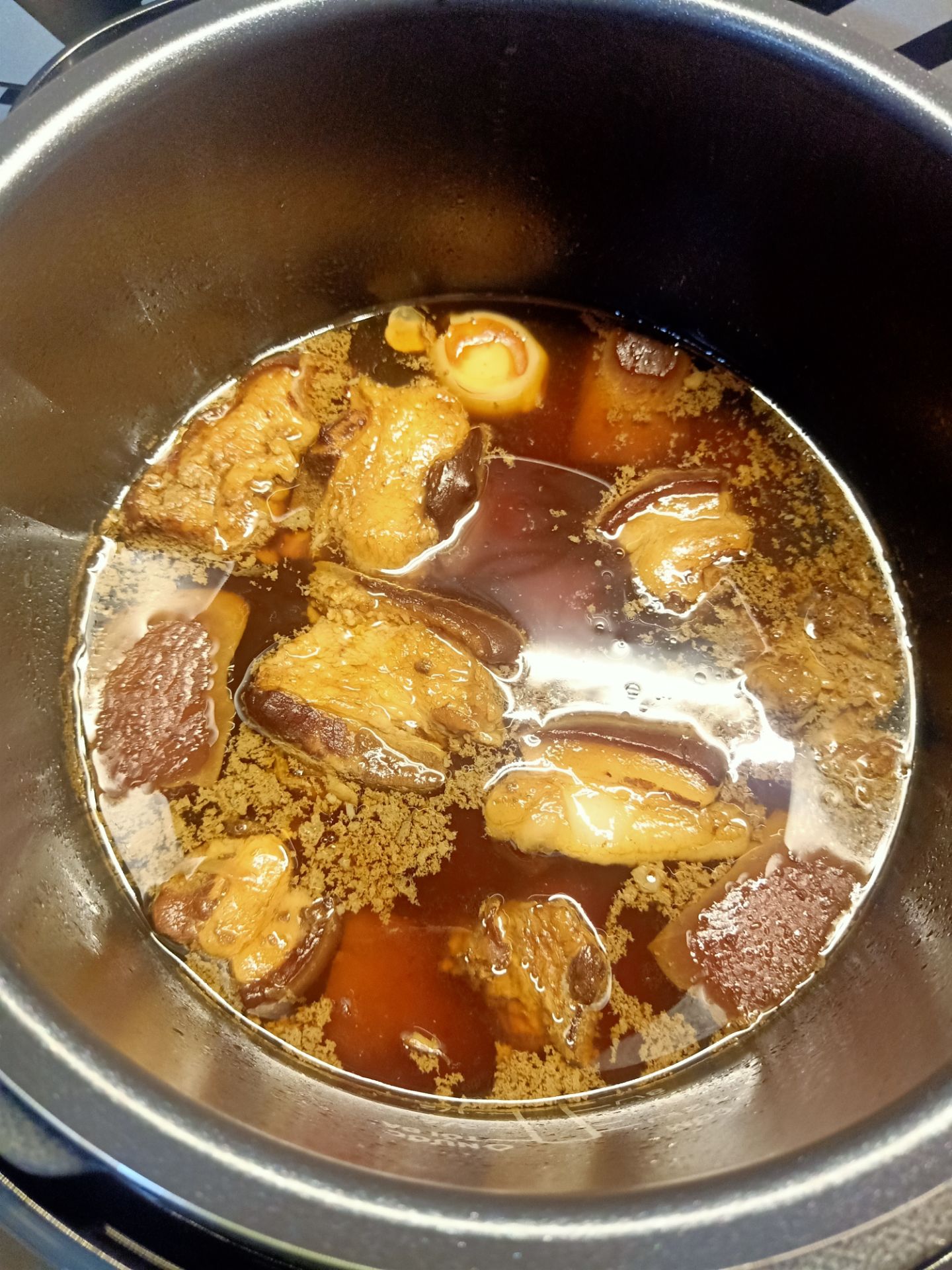 mẫu mã sản phẩm đẹp,mới thử món thịt kho thấy ổn,nồi nấu nhanh,thật sự rất tiện lợi,tiết kiệm thời gian nấu nướng, còn chất lượng phải sử dụng thời gian mới biết hy vọng sản phẩm ổn 
Tiki giao hàng nhanh,đóng gói hơi sơ sài,bên ngoài nồi có nhiều vết xước nhẹ nhưng cũng không ảnh hưởng gì