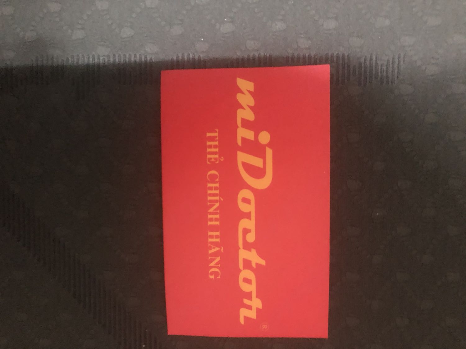 Dịp Tết nên Tiki giao trễ 1 ngày nhưng mình rất hài lòng sản phẩm.
Về đóng gói: mình rất an tâm vì gói khá kỹ - quan tâm khách hàng 
Về chất lượng: hoàn toàn hài lòng về độ bám dính , kích thước mình khá bự con nhưng vẫn dư, Vân định tuyến rõ nét. 
Mùi: hiện tại mình nhận là ko có mùi nên ko cần phải phơi thảm . 
Màu sắc: đúng yêu cầu và mình rất thích 
Có cả thẻ chính hãng nữa nên rất an tâm.
Sẽ ủng hộ ship dài dài