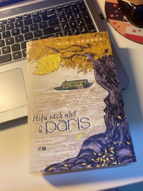 Review kỹ một chút để mn cân nhắc khi đọc
- Hình thức: OK sách thơm mới
- Nội dung: khá là…thất vọng. Tuy giọng văn rất hoa mỹ nhưng mình vẫn không thẩm được cốt truyện rằng main rành rành là người thứ 3. Và cả câu chuyện 4 mấy chương là để đi tìm lại quá khứ của người phụ nữ yêu cùng lúc 2 người, và cũng công khai yêu 2 người như vậy. Chắc do tư tưởng hơi không giống với tác giả nên dù hành văn có hay đến đâu, cảnh vật miêu tả cực kỳ sinh động, mình vẫn ko muốn đọc lại lần 2 😂
- Hành văn: nhiều so sánh, 10 câu thì 9 câu so sánh, cực kỳ sinh động và hoa mỹ, cái này học hỏi để tự viết sách viết truyện khá OK :v
- Ý nghĩa: nhìn thẳng vào sự thật để chữa lành chứ ko phải chạy trốn, nói chung ý nghĩa OK mà cốt truyện hơi lệch lạc tí thôi 😌