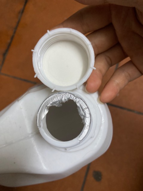 Giao hàng nhanh, đóng gói ko có chống sóc nhưng hàng ko có vấn đề gì.
Về sản phẩm: nước giặt lần đầu tiên sử dụng
- có mùi thơm của chanh và bưởi (y hệt như dầu gội chanh bưởi ấy), rất thơm nhưng giạt xong thì ko lưu hương trên quần áo, và cũng ko khử mùi quần áo nữa (nếu trời ko nắng là quần áo sẽ có mùi hôi)
- nhiều bọt, hơn cả nước giặt omo, và so với loại nước giặt hữu cơ bồ hòn mk hay dùng thì loại này nhiều bọt hơn
- mức độ tẩy trắng quần áo ở mức trung bình
- phương thức đóng gói sản phẩm thì hơi bị chán, nắp tròn xoay ko có 1 lớp bên trong như các lọ nước giặt thông thường, vì vậy khi giặt ko nên đong bằng nắp, có 1 lớp dán rất dày + dính chặt khó bóc để tránh bị tràn khi nắp ko kín, làm ban đầu mk phải dùng dao kéo mới bóc đc ra