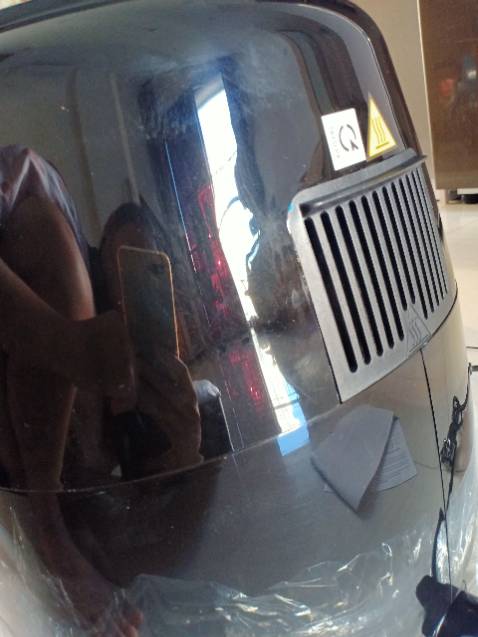 Sản phẩm tôi nhận được là sản phẩm CŨ. Không phải sản phẩm mới. Tôi rất khó chịu khi nhận được hàng cũ. Tôi không chắc là hàng đã sử dụng chưa, nhưng mà chắc chắn đây là hàng cũ, trưng bày. TÔI RẤT KHÓ CHỊU KHI NHẬN ĐƯỢC HÀNG NÀY, TÔI MONG ĐƯỢC GIẢI QUYẾT SỚM.