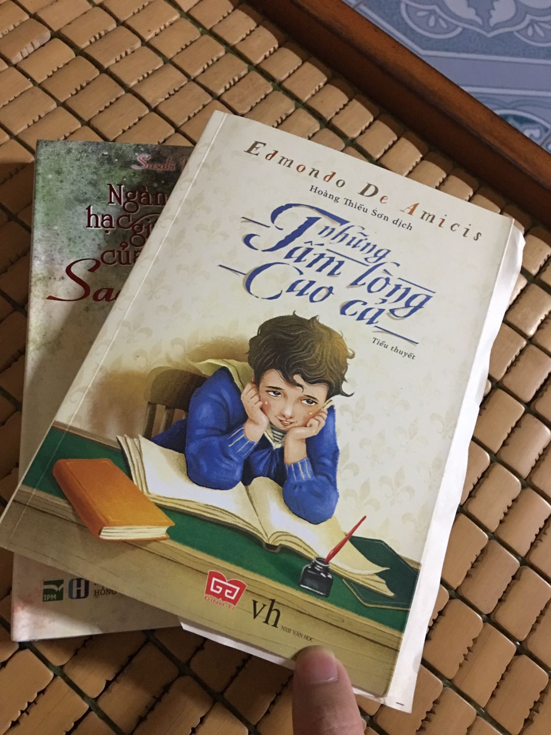 Tiki giao hàng khá nhanh dù lần này mình đặt giao về quê,mất 2 ngày là có hàng rồi. Có điều khi mở ra thì sách có phần giấy thừa ở ngay trang đầu và bị gấp lại để giấu đi khiến mình khá thất vọng
Còn lại về chất lượng giấy thì khá ok,tên nhân vật không bị Việt hoá,nội dung thì quá kinh điển rồi